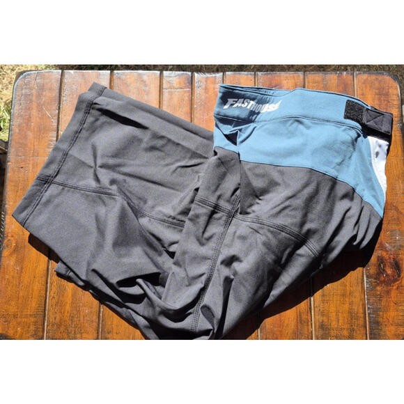 Fasthouse Crossline 2.0 Mountain Bike Shorts Silver Black Size 38 New $100 MSRP - Picture 3 of 9